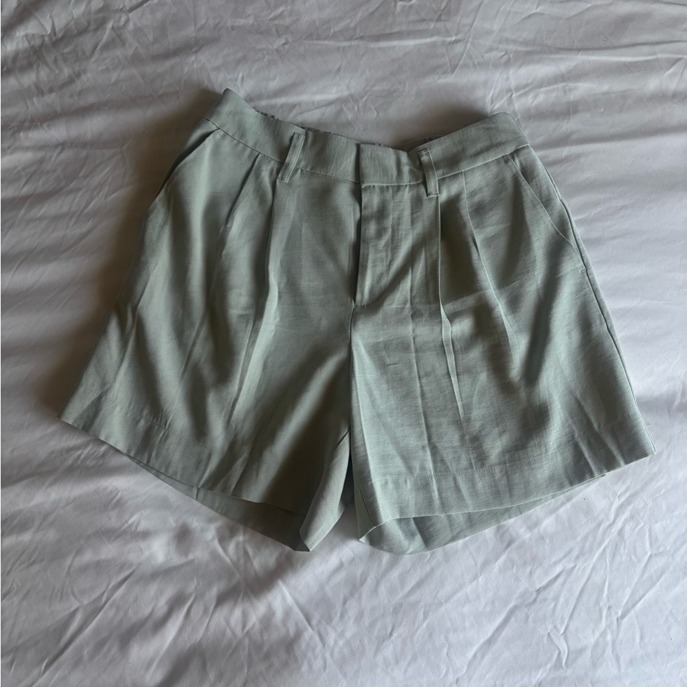 Elegant Women's Light Gray Shorts